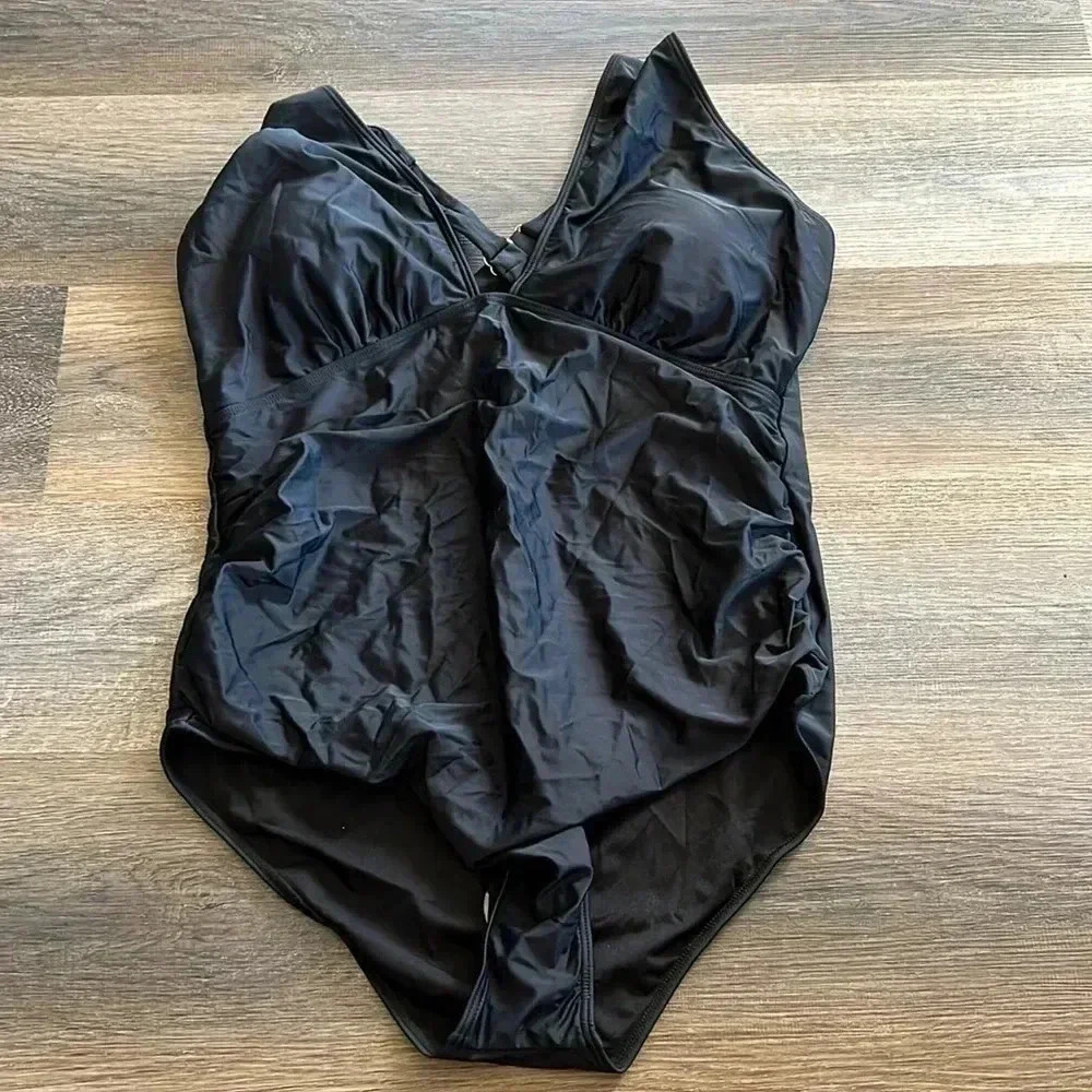 (10)NWT daci one  piece swimwear​